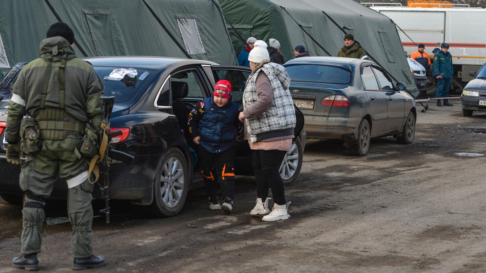 Беженцы из Мариуполя у палаток пункта оказания помощи эвакуированному населению в селе Безыменное - РИА Новости, 1920, 11.03.2022