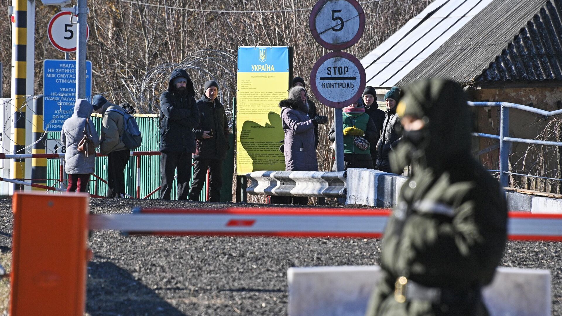 Жители Украины ожидают возле пункта пропуска Поддобрянка своих родственников из Белоруссии, которые приносят продукты питания и лекарства - РИА Новости, 1920, 22.05.2022