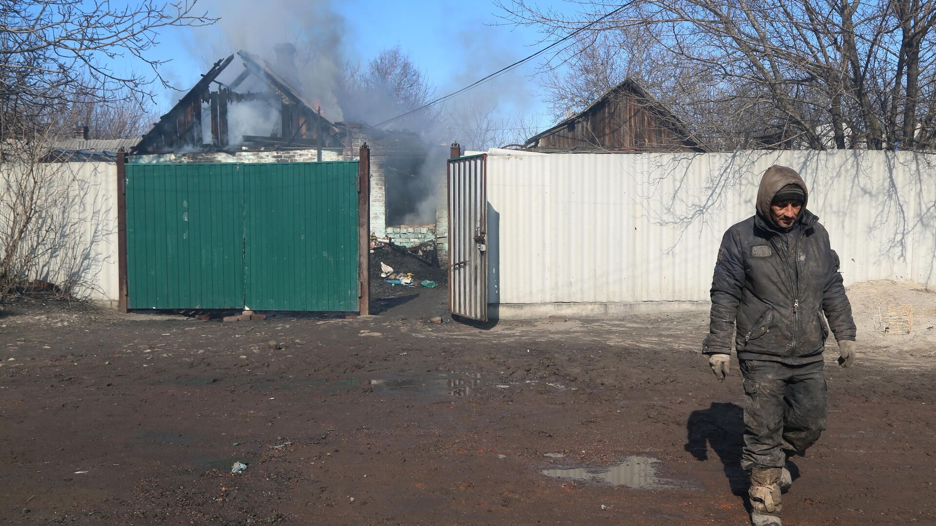 Мужчина возле своего дома, пострадавшего в результате обстрела ВСУ Петровского района Донецка - РИА Новости, 1920, 28.03.2022