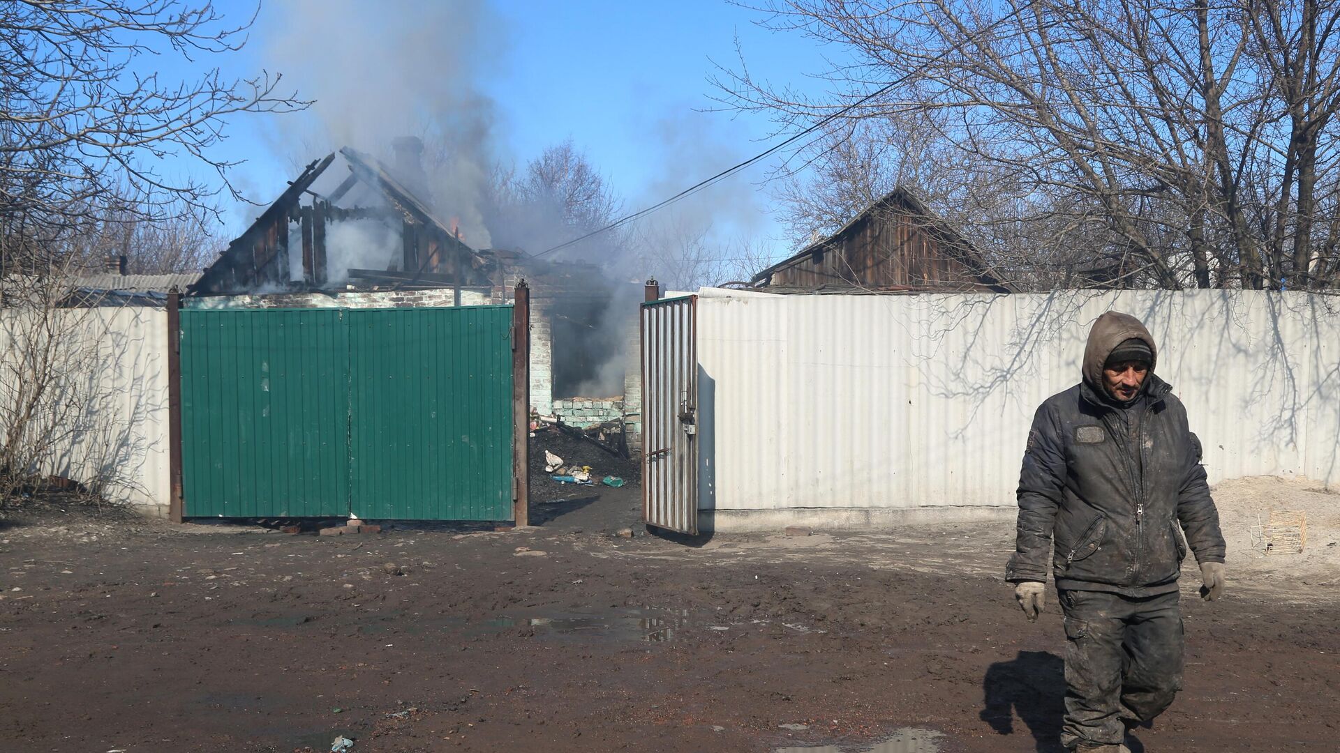 Мужчина возле своего дома, пострадавшего в результате обстрела ВСУ Петровского района Донецка - РИА Новости, 1920, 28.03.2022