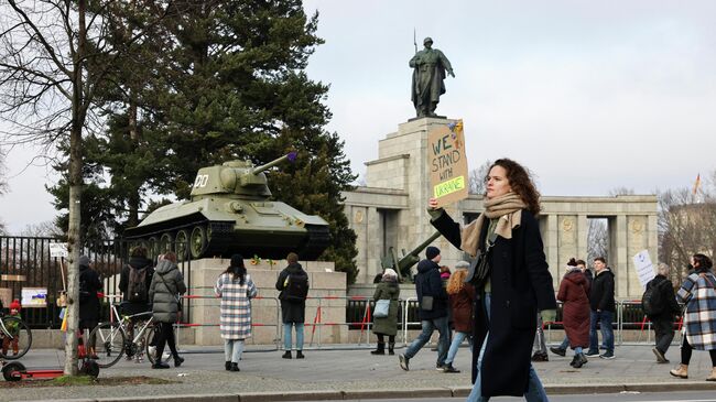 Участники антироссийской акции протеста в Берлине, Германия