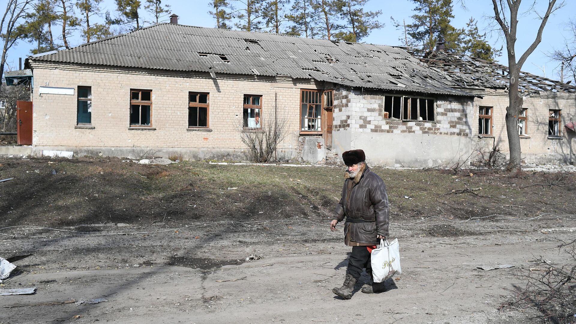 Мужчина идет по улице в городе Волноваха в Донецкой народной республике - РИА Новости, 1920, 18.03.2022