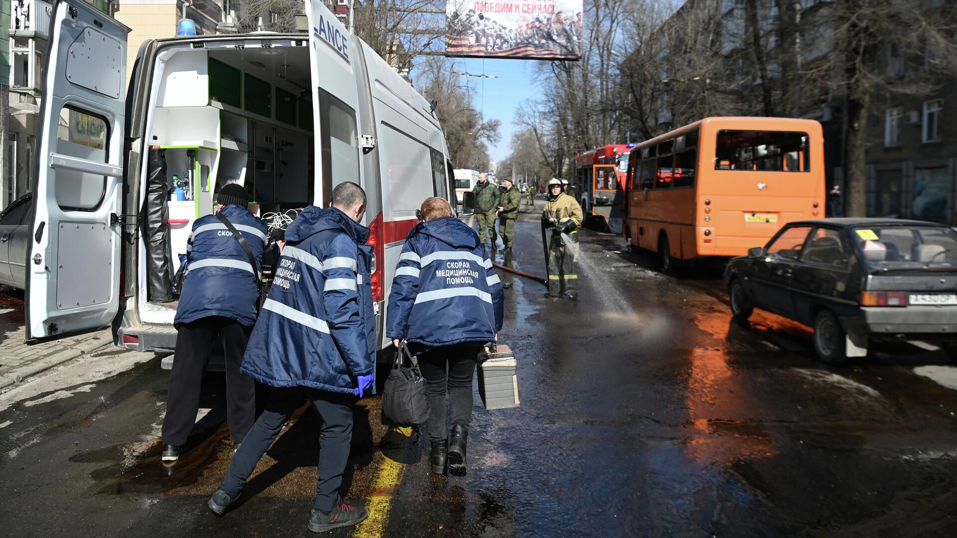 Оперативные службы на месте падения обломков ракеты Точка-У в Донецке - РИА Новости, 1920, 14.03.2022