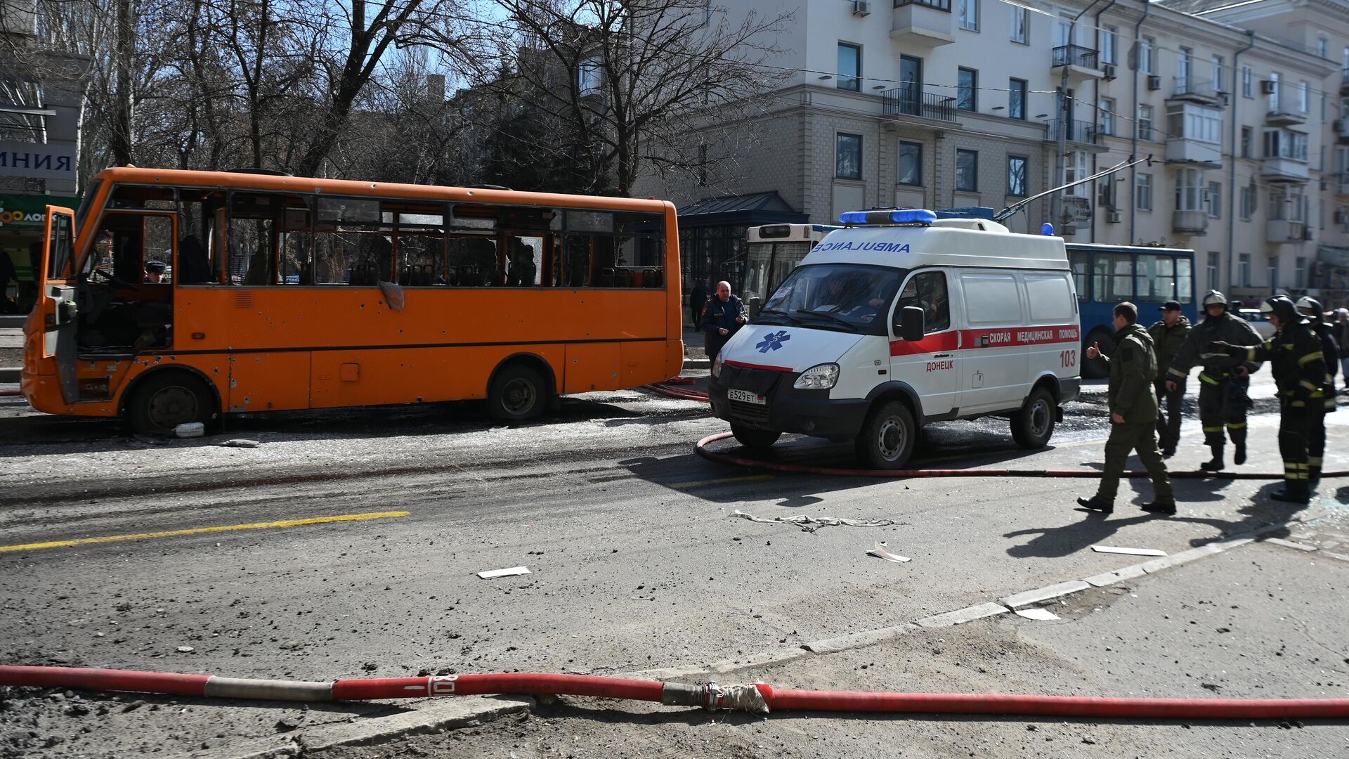 Автомобиль скорой медицинской помощи на месте обстрела в центре Донецка. Архивное фото - РИА Новости, 1920, 28.04.2023