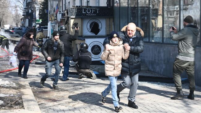 На месте взрыва в центре Донецка. По сообщению штаба территориальной обороны ДНР, двадцать человек погибли, девять ранены из-за атаки украинских войск по Донецку с использованием ракеты Точка-У