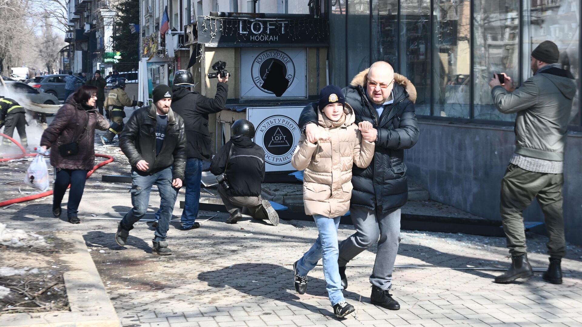 На месте взрыва в центре Донецка. По сообщению штаба территориальной обороны ДНР, двадцать человек погибли, девять ранены из-за атаки украинских войск по Донецку с использованием ракеты Точка-У - РИА Новости, 1920, 20.03.2022