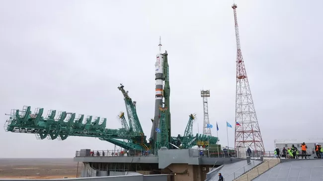Ракета-носитель Союз-2.1а с пилотируемым кораблем Союз МС-21 во время установки на стартовый комплекс космодрома Байконур