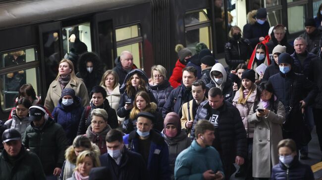 Люди на одной из станций Московского метрополитена