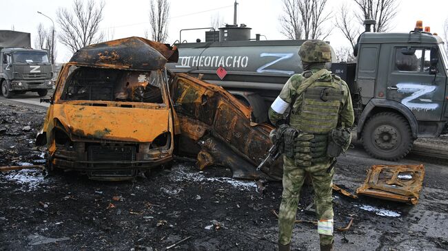 Колонна российской военной техники на шоссе в окрестностях Херсона