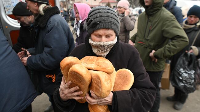 Жители Волновахи получают гуманитарную помощь