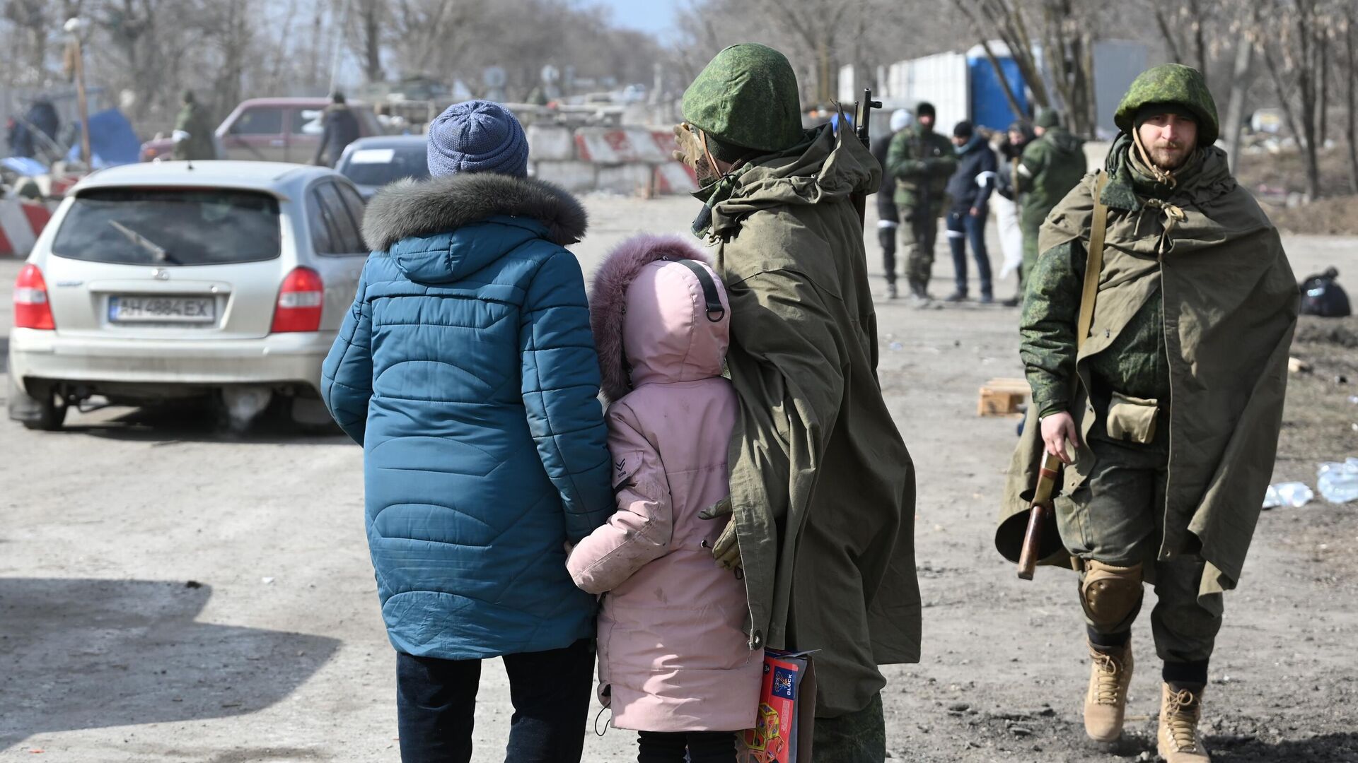 Военнослужащий НА ДНР общается с беженцами на выезде из Мариуполя - РИА Новости, 1920, 17.03.2022