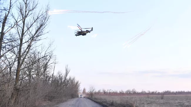 Ударный вертолет Ка-52 в районе города Докучаевска летит в сторону Мариуполя