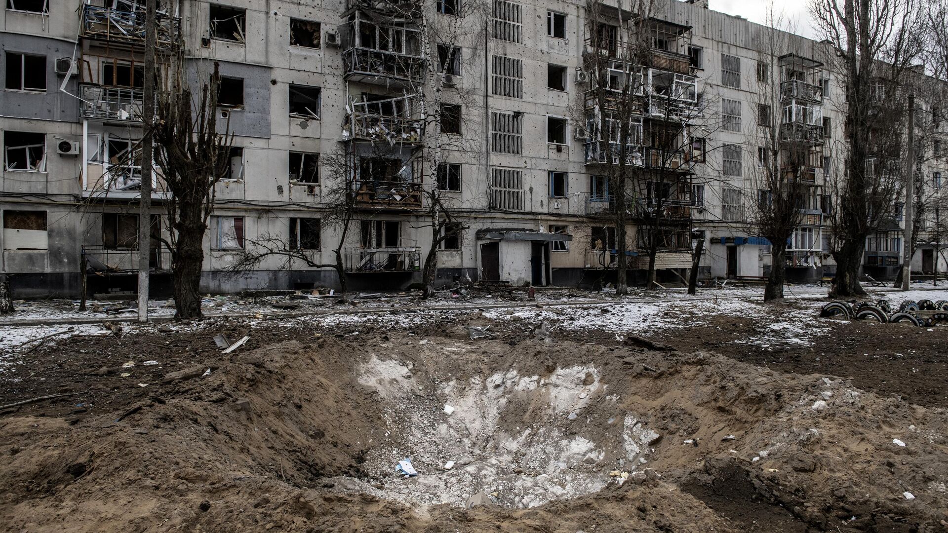 Воронка от снаряда на одной из улиц в городе Рубежное Луганской народной республики - РИА Новости, 1920, 26.03.2022