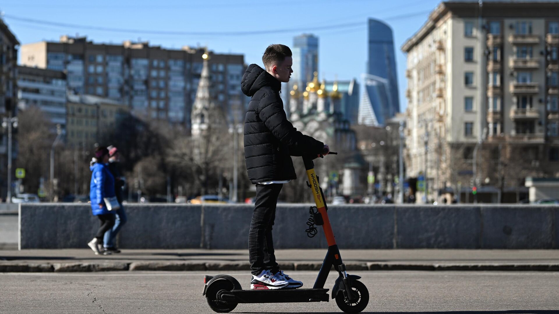 Молодой человек едет на электросамокате в Центральном парке культуры и отдыха имени Горького в Москве - РИА Новости, 1920, 13.03.2024