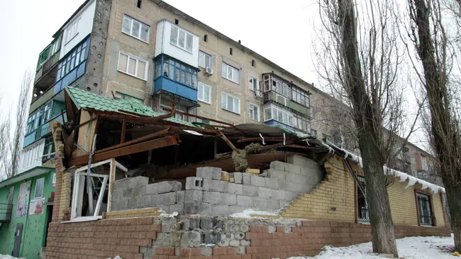 Последствия обстрелов в поселке Енакиево в Донецкой области. Архивное фото