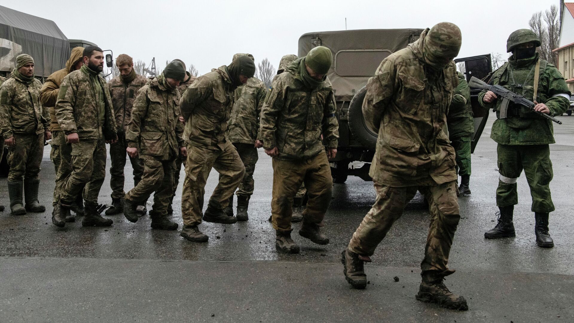 Сдавшиеся в плен военнослужащие украинской армии. Архивное фото - РИА Новости, 1920, 11.12.2023