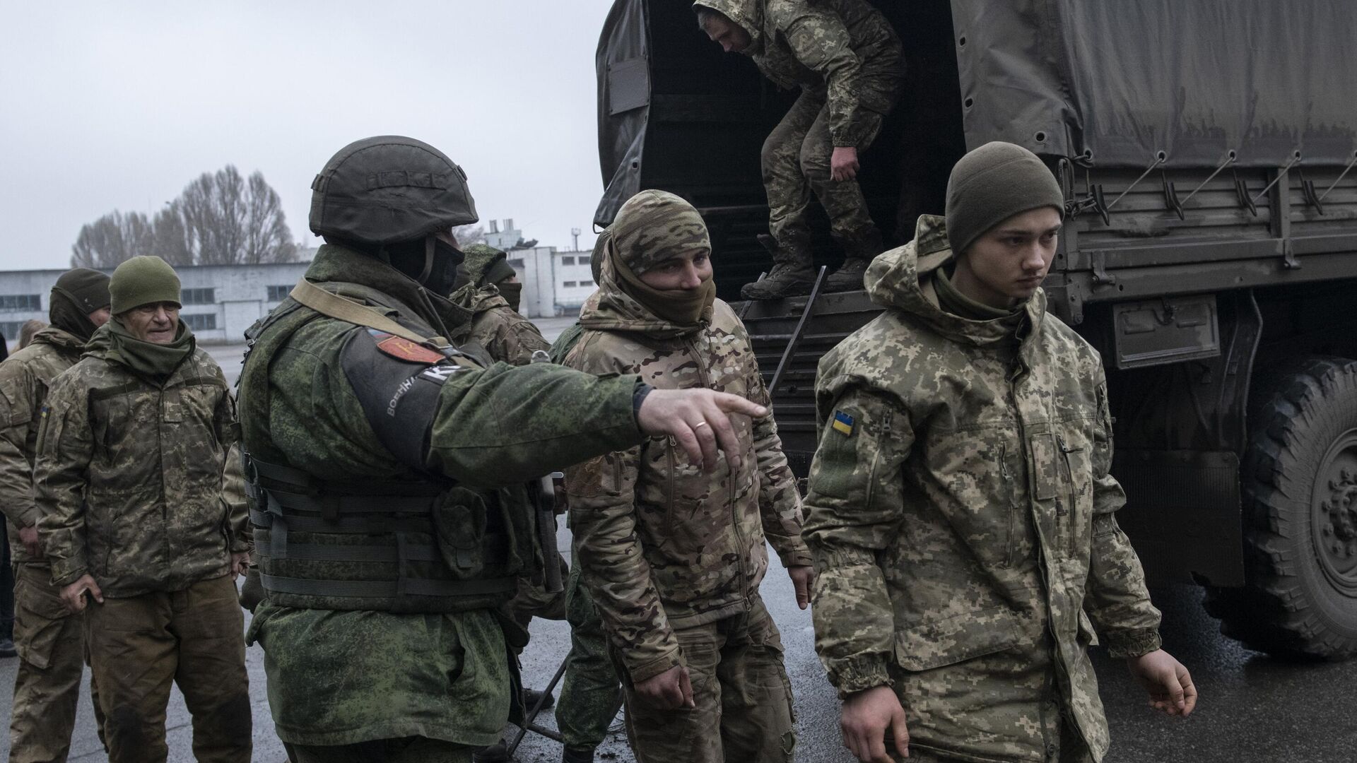 Сдавшиеся в плен военнослужащие украинской армии. Архивное фото - РИА Новости, 1920, 04.12.2023