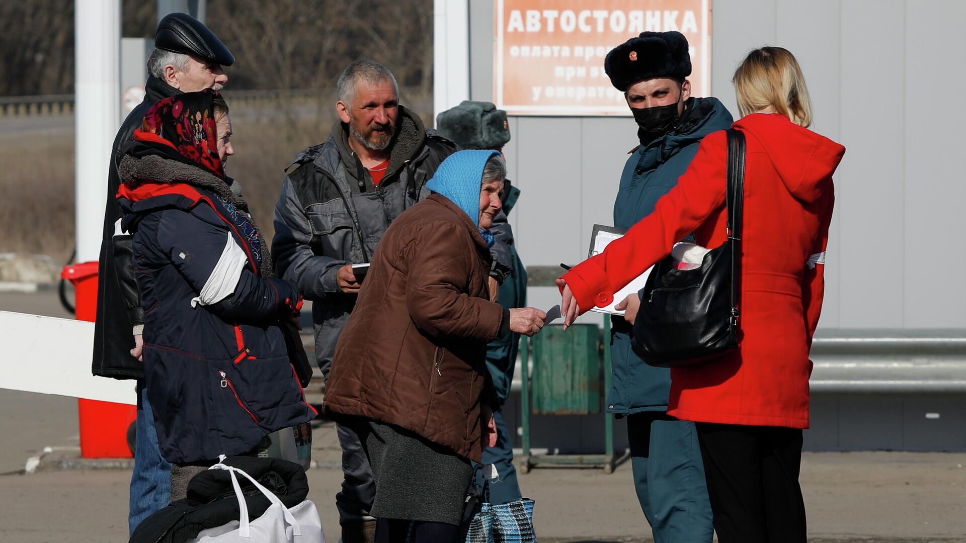 Беженцы из Харькова возле пункта временного размещения в поселке Малиновка Белгородской области - РИА Новости, 1920, 24.03.2022