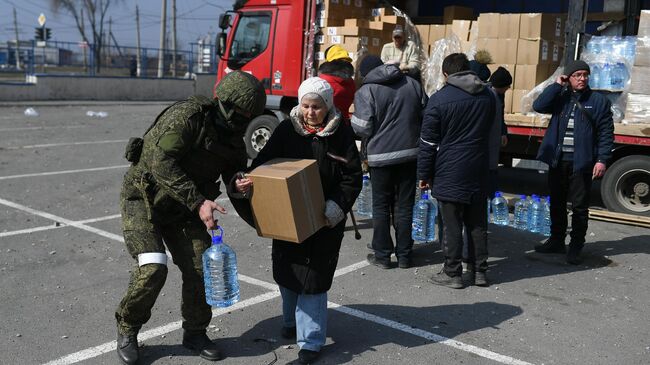 Жители Мариуполя получают гуманитарную помощ