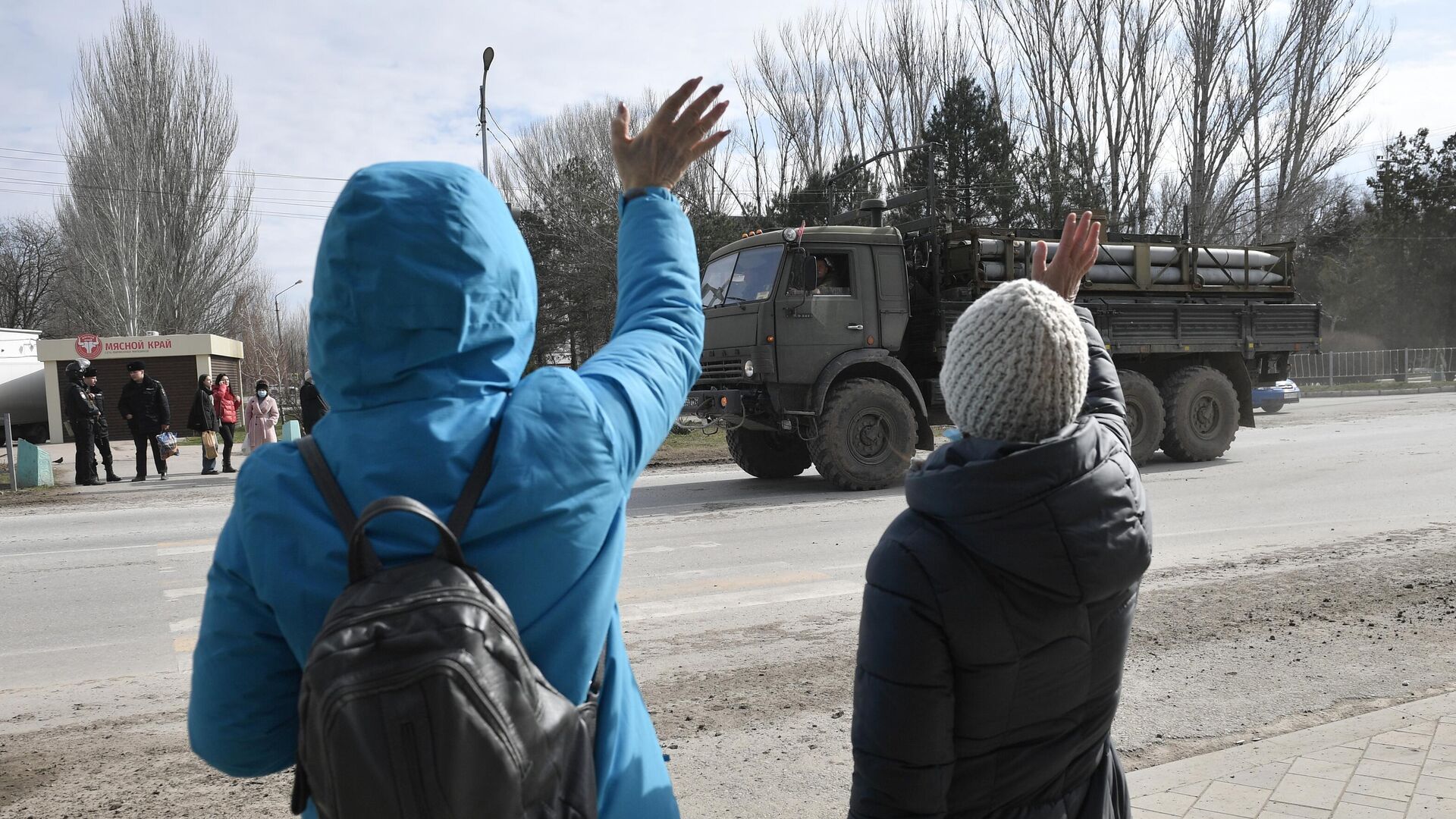 Жители Армянска приветствуют колонну военной техники ВС РФ - РИА Новости, 1920, 30.05.2022