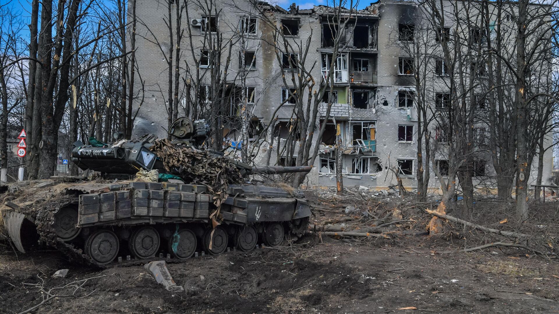 Уничтоженный украинский танк на улице в перешедшем под контроль ДНР городе Волноваха - РИА Новости, 1920, 27.01.2025