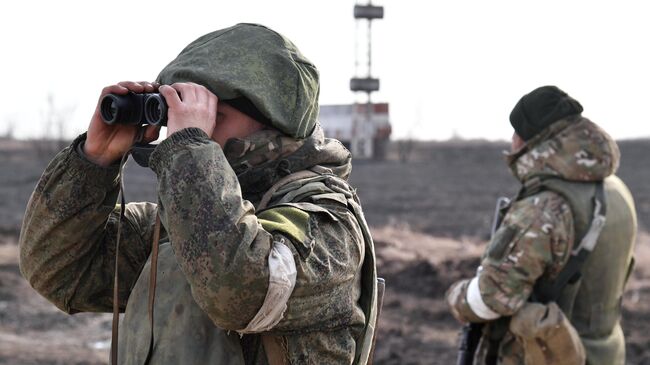 Бойцы Народной милиции ДНР на территории освобожденного аэропорта Мариуполя