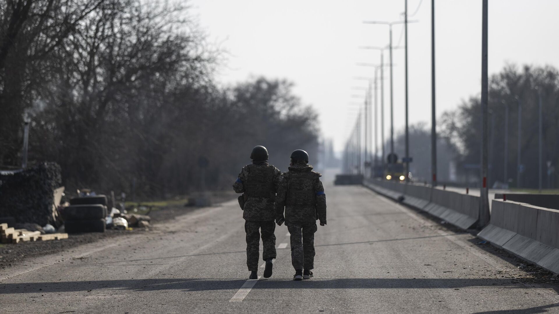 Военнослужащие армии Украины идут по шоссе на окраине города Николаев - РИА Новости, 1920, 13.06.2024