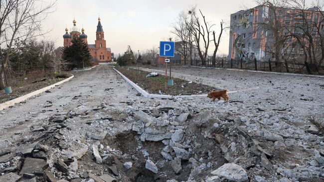 Воронка от взрыва в Мариуполе