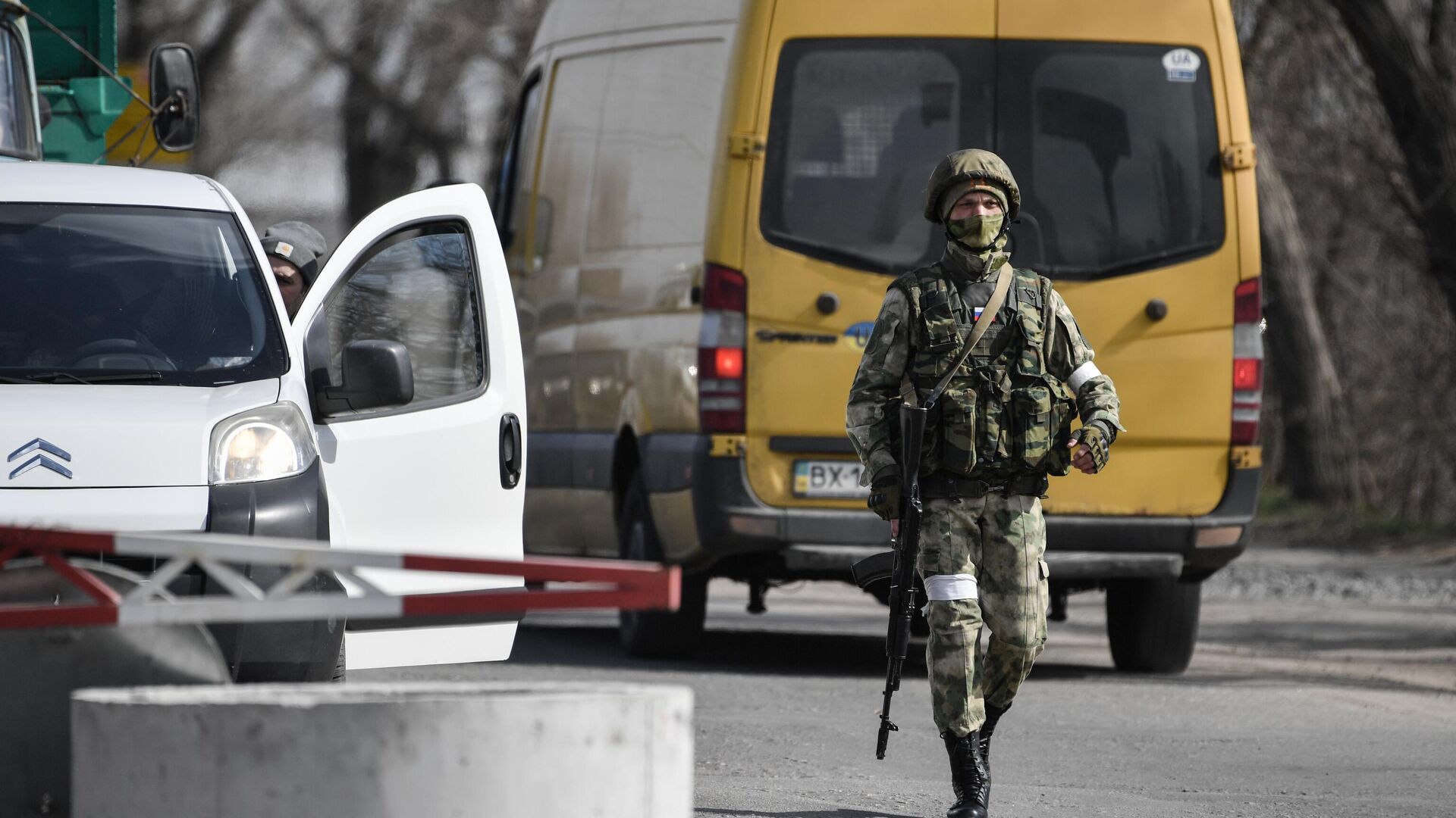 Сотрудник Росгвардии на блок-посту при въезде в Мелитополь - РИА Новости, 1920, 29.03.2022