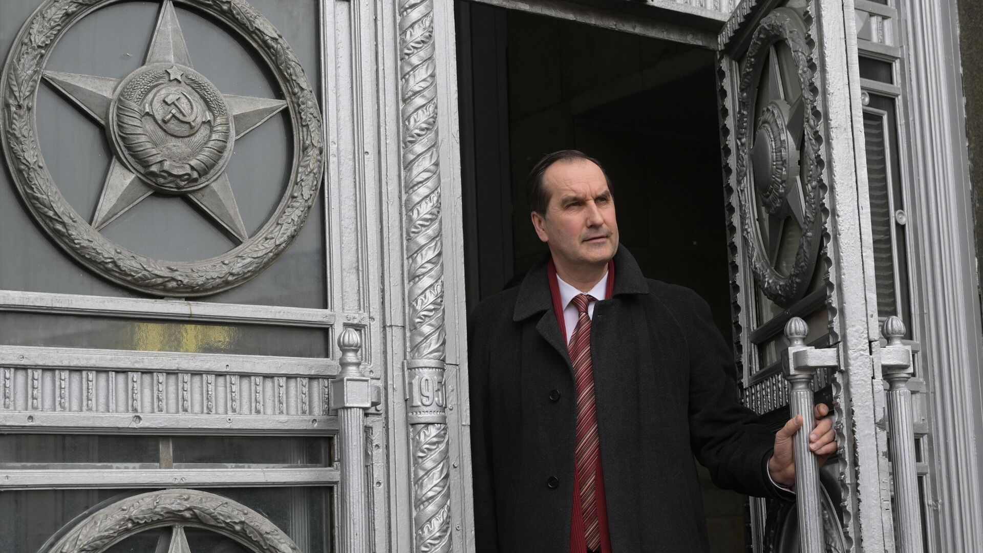 Чрезвычайный и полномочный посол Латвии в РФ Марис Риекстиньш выходит из здания МИД РФ в Москве - РИА Новости, 1920, 19.05.2022