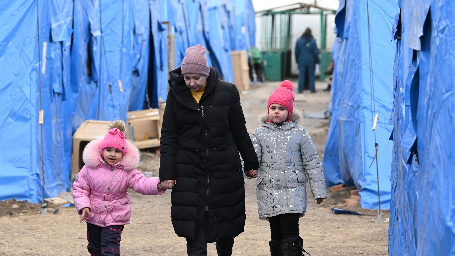 Беженцы из Мариуполя в пункте временного размещения, организованном МЧС ДНР в селе Безыменное - РИА Новости, 1920, 25.04.2022