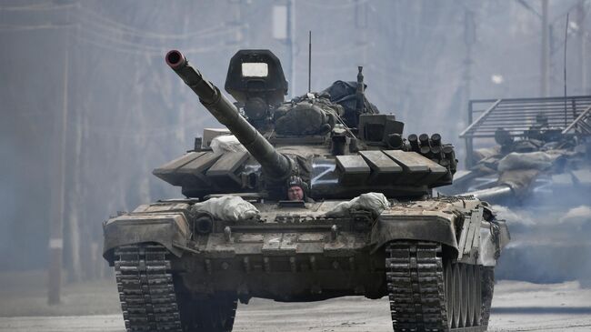 Колонна российской военной техники на шоссе. Архивное фото