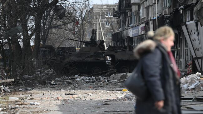 Уничтоженный при обстреле бронетранспортер ВСУ возле жилого дома в Мариуполе