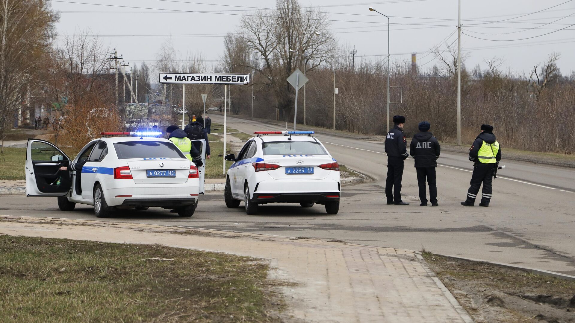 Оцепление на дороге в районе горящей нефтебазы в Белгороде - РИА Новости, 1920, 01.04.2022