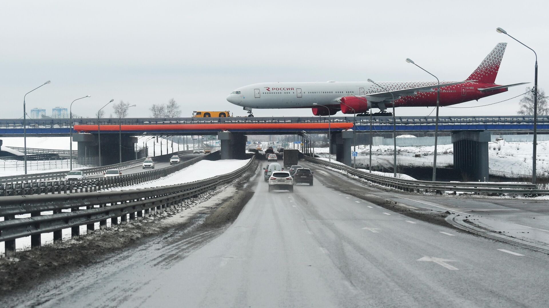 Самолет авиакомпании Россия на мосту, ведущему к третьей взлетно-посадочной полосе Международного аэропорта Шереметьево имени А.С. Пушкина - РИА Новости, 1920, 05.04.2022