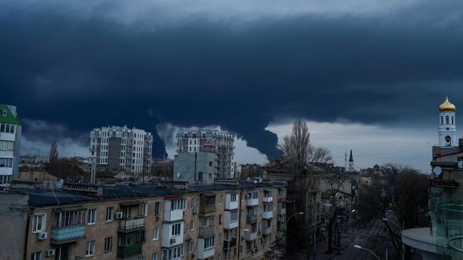 Дым от пожара на НПЗ в Одессе