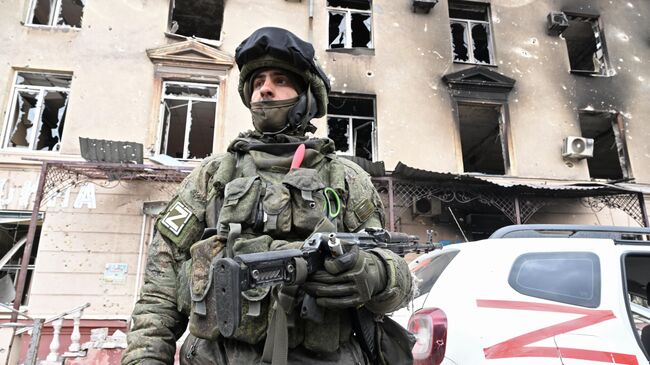Боец Народной милиции ДНР на улице Мариуполя