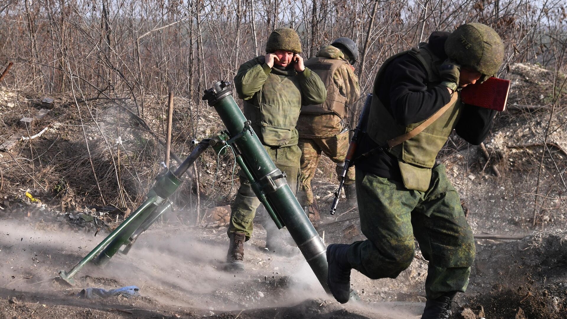 Военнослужащие минометного взвода Народной милиции ЛНР ведут огонь по позициям ВСУ в Луганской области - РИА Новости, 1920, 05.04.2022