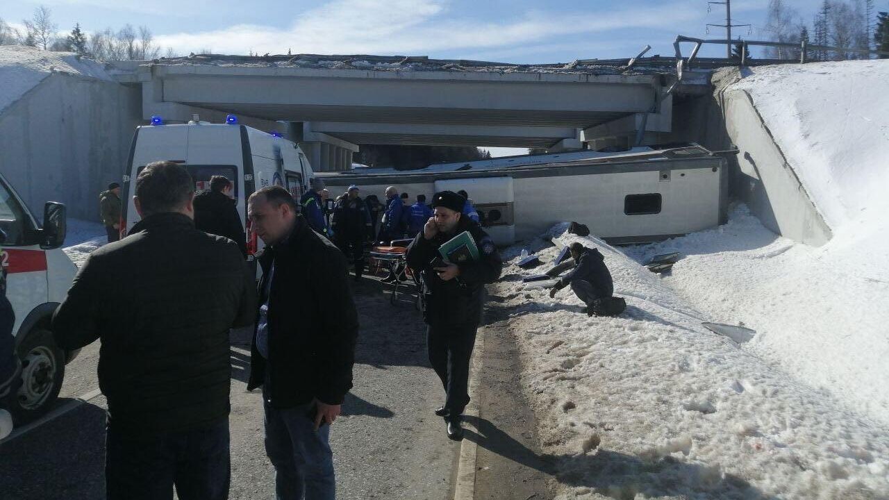 На месте ДТП с пассажирским автобусом в Московской области. 4 апреля 2022 - РИА Новости, 1920, 04.04.2022