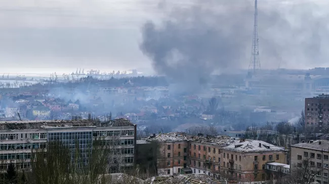 Дым над кварталами в центре Мариуполя, где продолжаются бои
