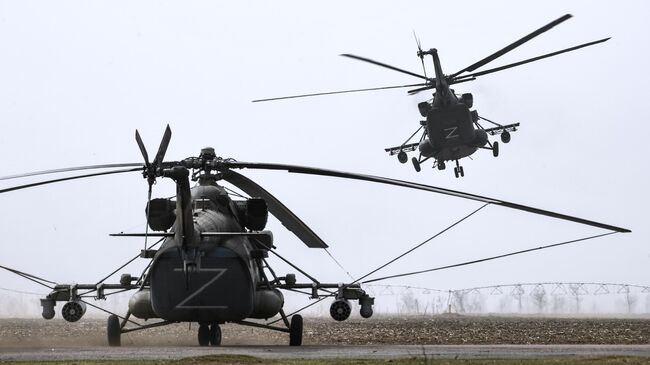 Вертолеты Ми-8МТВ на полевом аэродроме ВКС России в зоне проведения специальной военной операции на Украине