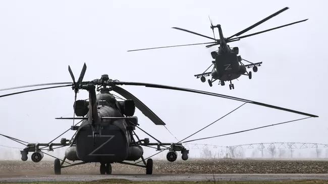 Вертолеты Ми-8МТВ на полевом аэродроме ВКС России в зоне проведения специальной военной операции на Украине