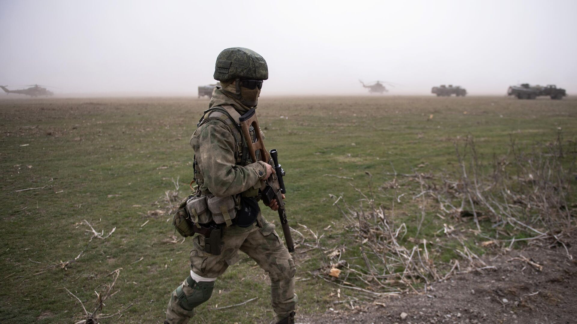 Российский военнослужащий на полевом аэродроме ВКС России в зоне проведения специальной военной операции на Украине - РИА Новости, 1920, 05.04.2022