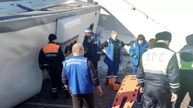 На месте падения пассажирского автобуса с моста в Волоколамском городском округе