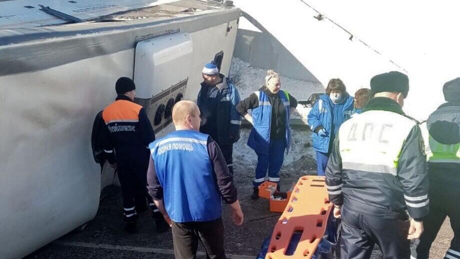 На месте падения пассажирского автобуса с моста в Волоколамском городском округе - РИА Новости, 1920, 04.04.2022