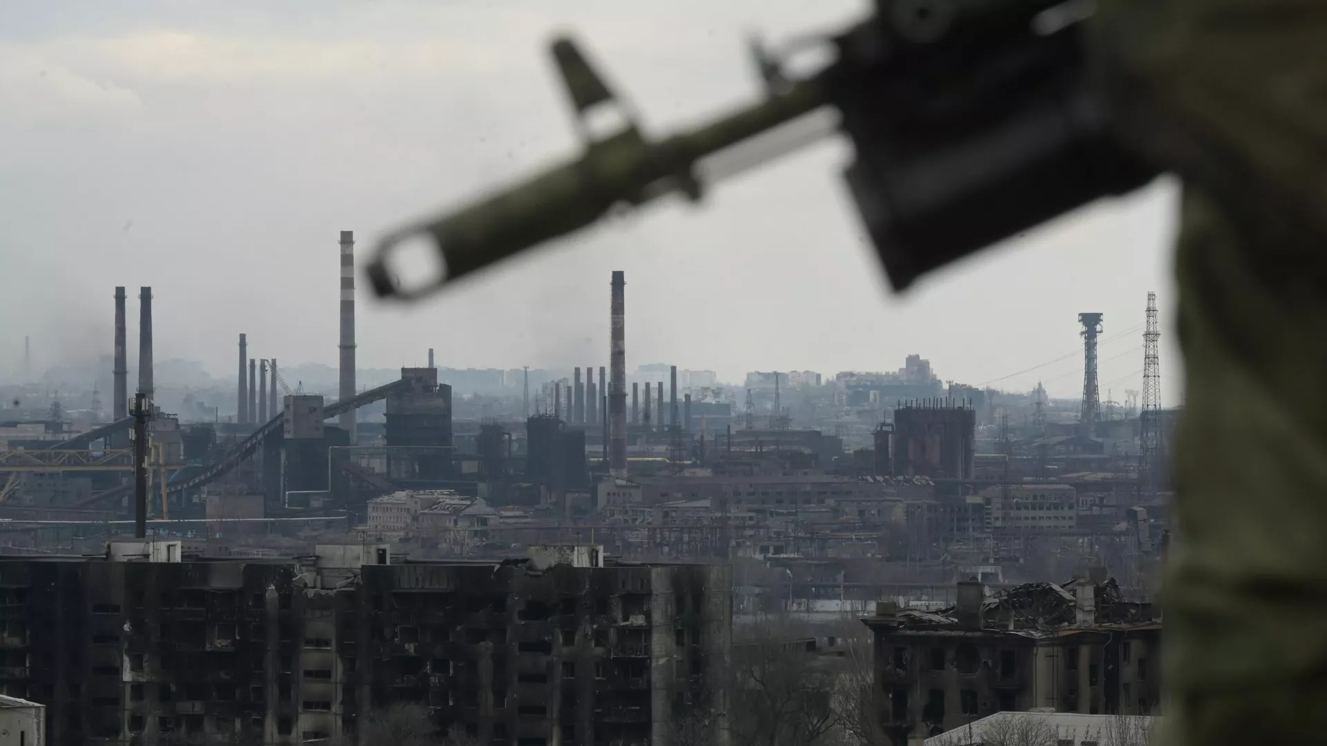 Боец специального отряда быстрого реагирования Ахмат на крыше здания. - РИА Новости, 1920, 11.06.2022