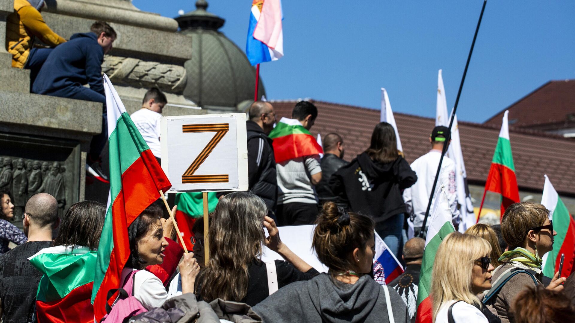 Участники митинга против поставок оружия Украине в центре Софии - РИА Новости, 1920, 11.05.2022