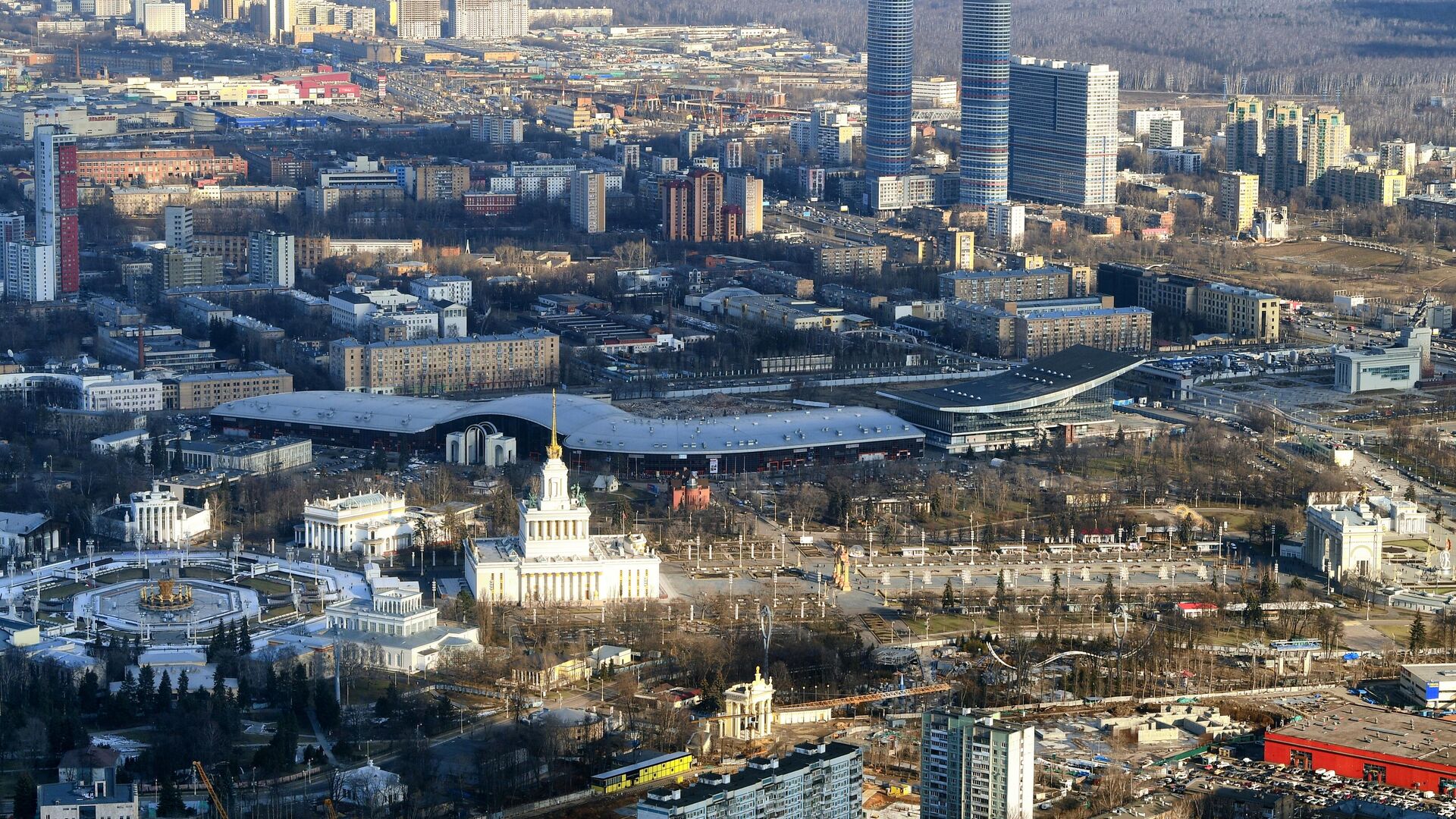 Вид на территорию ВДНХ со смотровой площадки Останкинской башни в Москве - РИА Новости, 1920, 20.07.2023