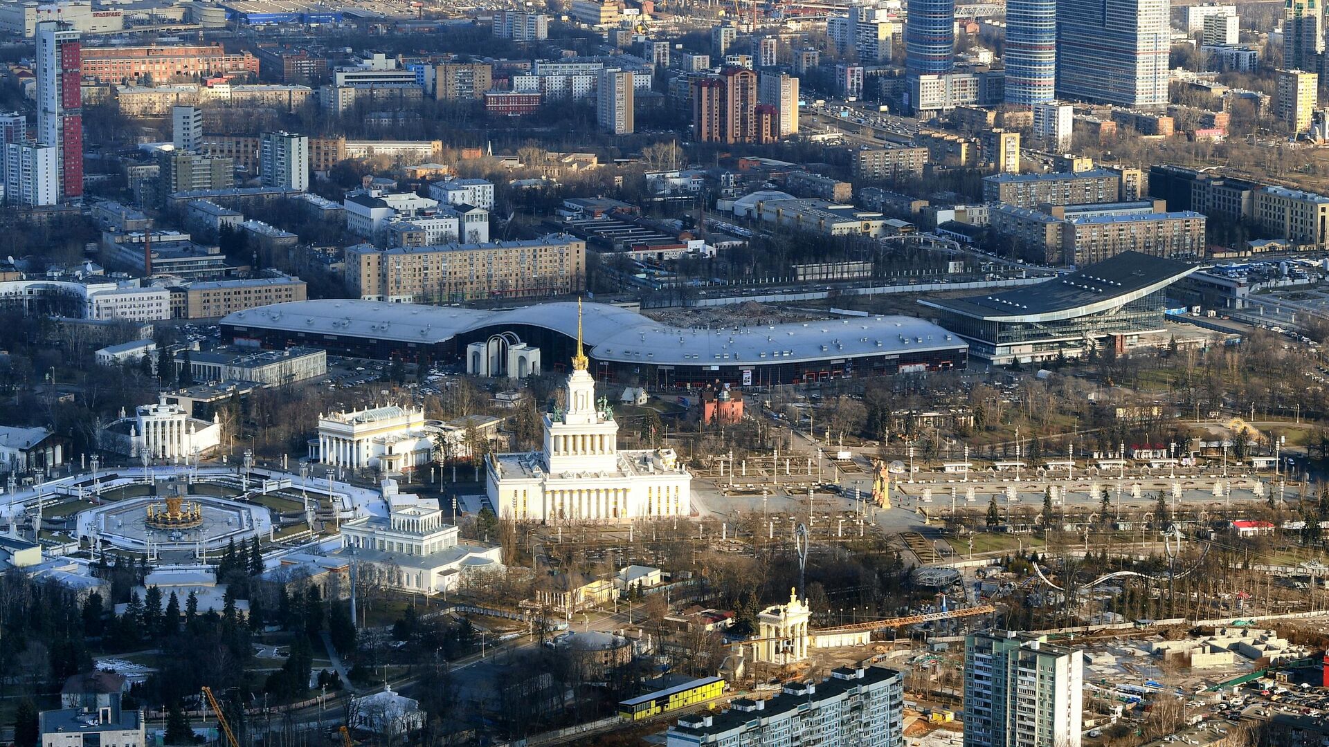 Вид на территорию ВДНХ со смотровой площадки Останкинской башни в Москве - РИА Новости, 1920, 20.07.2023