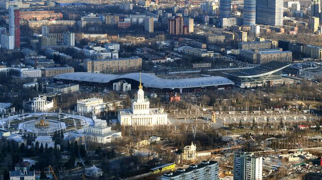 Вид на территорию ВДНХ со смотровой площадки Останкинской башни в Москве